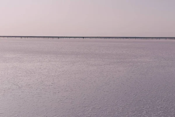 Tuzlu pembe bir göl üzerindeki güzel manzara. Doğa dokuları ve arka planlar