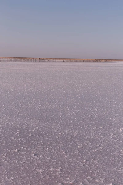 Tuzlu pembe bir göl üzerindeki güzel manzara. Doğa dokuları ve arka planlar