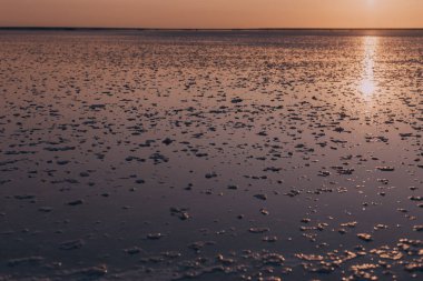 Tuzlu pembe bir göl üzerindeki güzel manzara. Doğa dokuları ve arka planlar