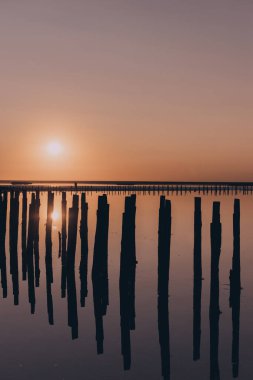Tuzlu pembe bir göl üzerindeki güzel manzara. Doğa dokuları ve arka planlar
