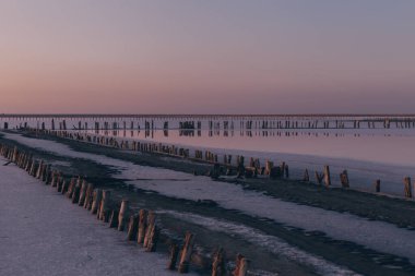 Tuzlu pembe bir göl üzerindeki güzel manzara. Doğa dokuları ve arka planlar