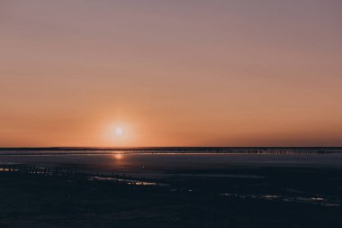 Tuzlu pembe bir göl üzerindeki güzel manzara. Doğa dokuları ve arka planlar