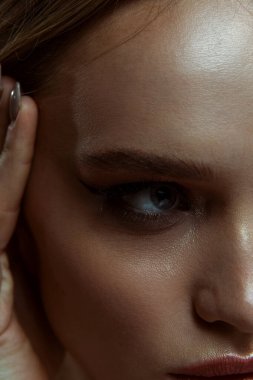 Beyaz saçlı, makyajlı ve beyaz arkaplanlı bir kızın güzel portresi.