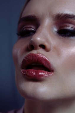 Beyaz saçlı, makyajlı ve beyaz arkaplanlı bir kızın güzel portresi.