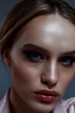 Beyaz saçlı, makyajlı ve beyaz arkaplanlı bir kızın güzel portresi.