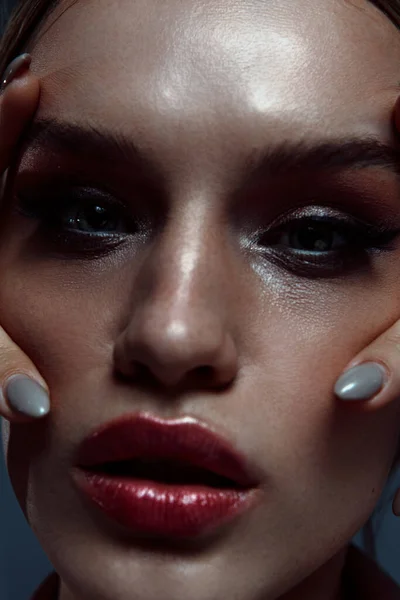 Retrato Belleza Una Chica Con Pelo Blanco Maquillaje Peinado Sobre —  Fotos de Stock