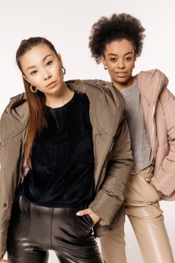 Stüdyoda makyajlı ve saç stili olan iki güzel ve güzel kız.