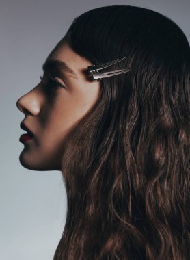 Kızıl dudaklı ve saçlı güzel bir kızın güzel portreleri.