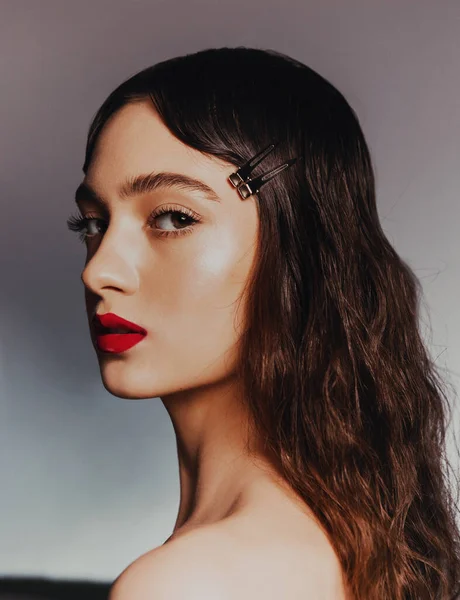 Retratos Belleza Una Hermosa Chica Con Labios Rojos Cabello —  Fotos de Stock