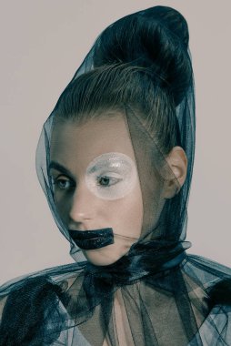 Sanat makyajlı ve saçı stüdyoda poz veren moda balerinleri. 