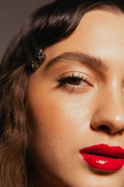 Makyajlı ve kırmızı dudaklı güzel bir kızın portreleri.
