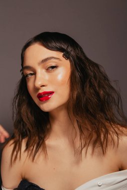 Makyajlı ve kırmızı dudaklı güzel bir kızın portreleri.