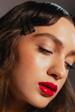 Makyajlı ve kırmızı dudaklı güzel bir kızın portreleri.