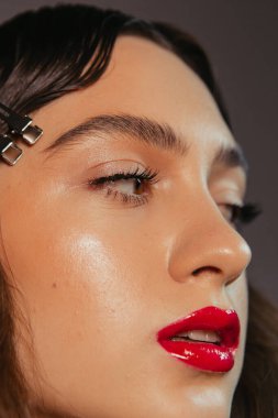 Makyajlı ve kırmızı dudaklı güzel bir kızın portreleri.