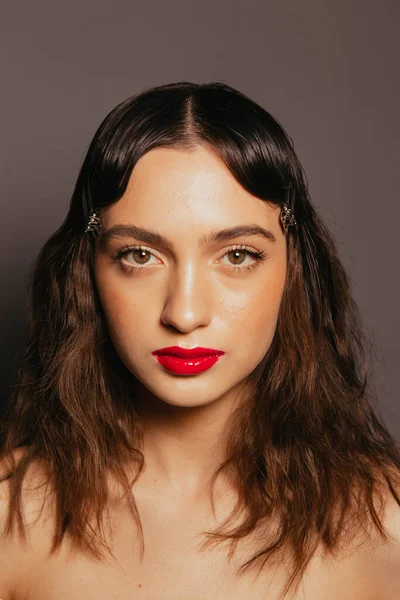 Retratos Una Hermosa Chica Con Maquillaje Labios Rojos —  Fotos de Stock