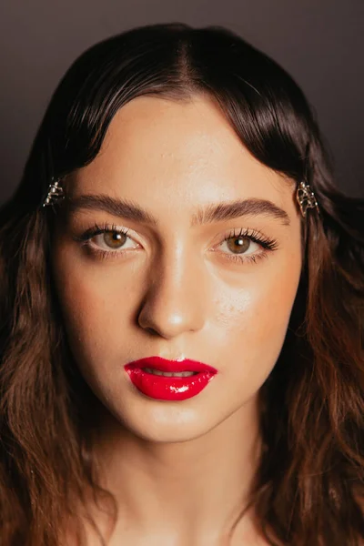 Retratos Una Hermosa Chica Con Maquillaje Labios Rojos —  Fotos de Stock