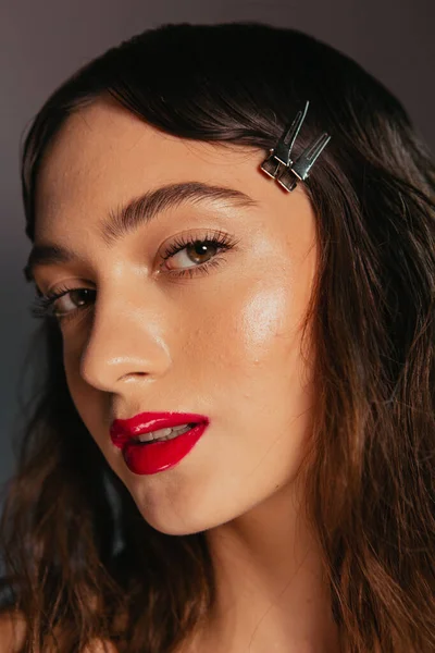 Potret Seorang Gadis Cantik Dengan Makeup Dan Bibir Merah — Stok Foto