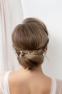 Güzel bir kızın portreleri. Makyajlı ve saçı beyaz arka planda. 