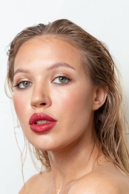 Güzel bir kızın portreleri. Makyajlı ve saçı beyaz arka planda. 