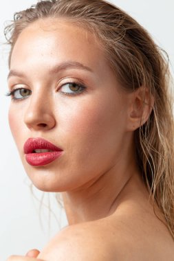 Güzel bir kızın portreleri. Makyajlı ve saçı beyaz arka planda. 