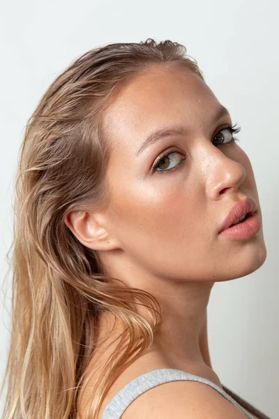 Retratos Una Chica Bonita Con Maquillaje Cabello Sobre Fondo Blanco —  Fotos de Stock