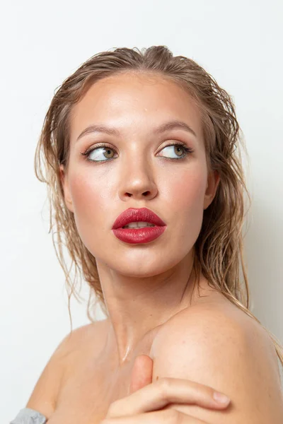 Retratos Uma Menina Bonita Com Maquiagem Cabelo Fundo Branco — Fotografia de Stock