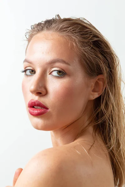 Retratos Una Chica Bonita Con Maquillaje Cabello Sobre Fondo Blanco —  Fotos de Stock