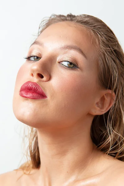 Retratos Una Chica Bonita Con Maquillaje Cabello Sobre Fondo Blanco — Foto de Stock