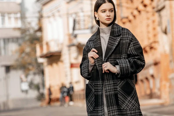 Menina Moda Andando Pela Rua Uma Cidade Europeia Casaco Elegante — Fotografia de Stock