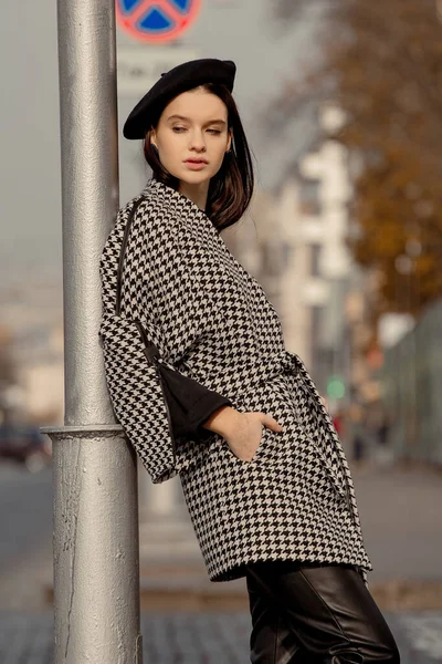 スタイリッシュなコートを着たヨーロッパの街を歩くファッショナブルな女の子 — ストック写真