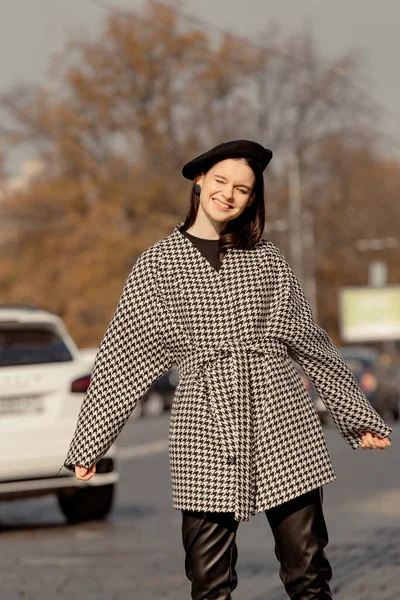 Модная Девушка Идет Улице Европейском Городе Стильном Пальто — стоковое фото