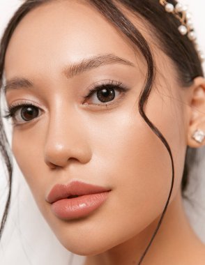 Asyalı görünümlü, açık tenli ve saçlı bir kızın güzel portreleri.