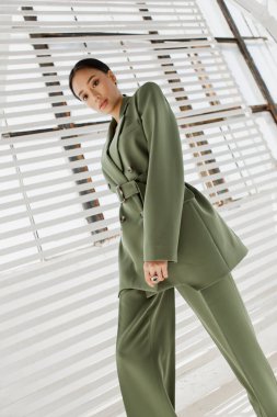 Minimalist bir iç mekanda Asyalı görünümlü güzel ve şık bir kız.