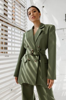 Minimalist bir iç mekanda Asyalı görünümlü güzel ve şık bir kız.