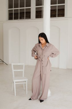 Temiz ciltli şık ve şık bir kız ve parlak bir iç görünüşü olan Asyalı bir kız.