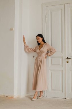 Temiz ciltli şık ve şık bir kız ve parlak bir iç görünüşü olan Asyalı bir kız.