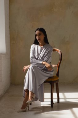 Temiz ciltli şık ve şık bir kız ve parlak bir iç görünüşü olan Asyalı bir kız.