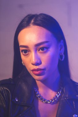 Asyalı görünümlü ve neon ışıklı güzel bir kız.