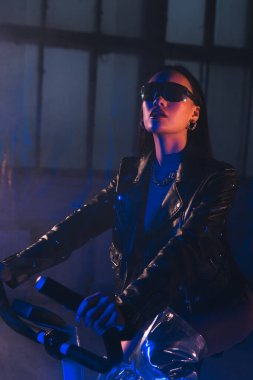 Asyalı görünümlü ve neon ışıklı güzel bir kız.