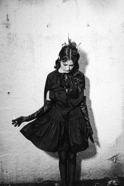 Güzel ve şık bir kızın sokak portresi. Makyajlı ve saçlı. 