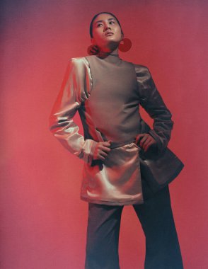 Stüdyoda Asyalı bir kızın moda portresi. 