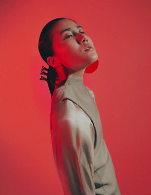 Stüdyoda Asyalı bir kızın moda portresi. 