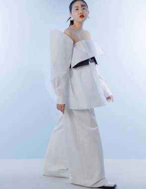 Stüdyoda Asyalı bir kızın moda portresi. 