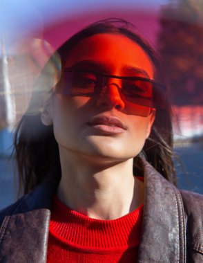 Moda elbiseli şık bir kız oyun alanında yürüyor.