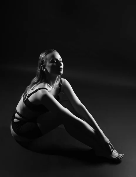 Retrato Blanco Negro Una Hermosa Chica Con Maquillaje Lencería —  Fotos de Stock