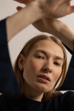 Şık ve uzun boylu, makyajlı ve saçlı bir modelin moda portreleri.