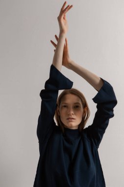 Şık ve uzun boylu, makyajlı ve saçlı bir modelin moda portreleri.