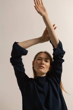 Şık ve uzun boylu, makyajlı ve saçlı bir modelin moda portreleri.