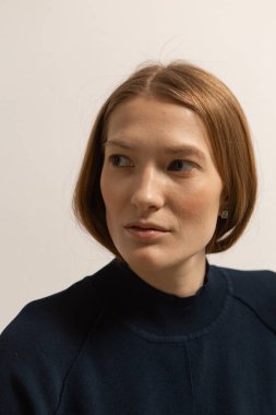Şık ve uzun boylu, makyajlı ve saçlı bir modelin moda portreleri.