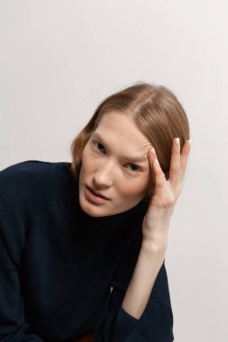 Şık ve uzun boylu, makyajlı ve saçlı bir modelin moda portreleri.